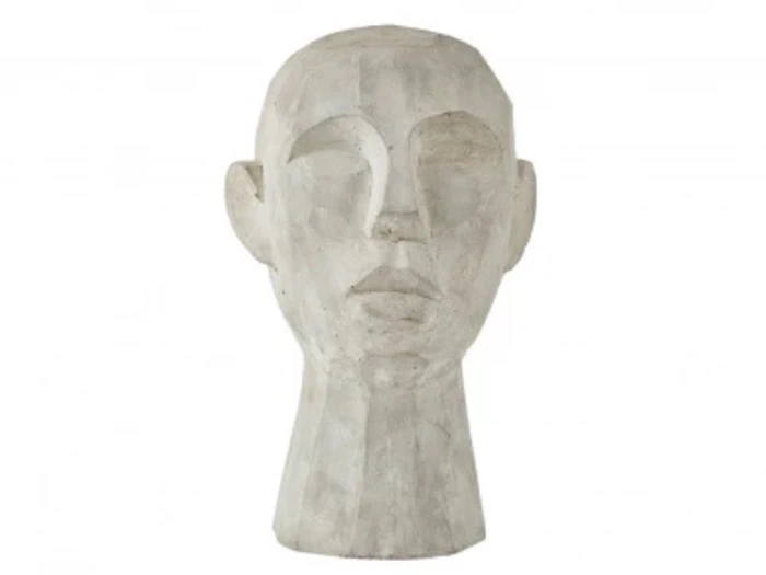 En minimalistisk, abstrakt skulptur af et menneskehoved og -hals lavet af lysegråt materiale med forenklede ansigtstræk og en glat overflade.