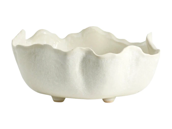 Hvid keramikskål med bølget, skulpteret kant og tre små fødder, som giver et organisk, håndlavet udseende.