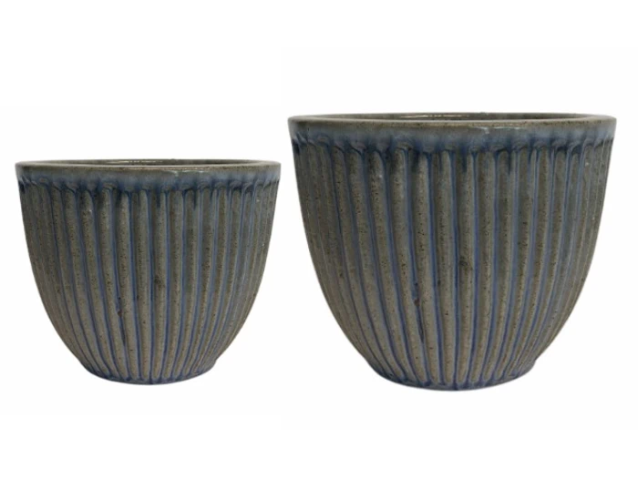 To runde, riflede keramikpotter med blågrå glasur, en mindre og en større, begge på hvid baggrund.