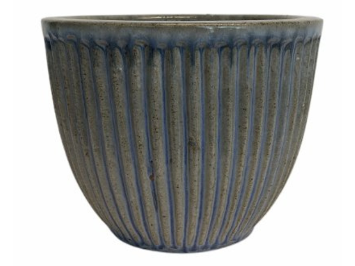 En rund, grå keramikpotte med lodrette riller og en let udvidet kant. Overfladen har en subtil spættet struktur og blå detaljer langs rillerne.