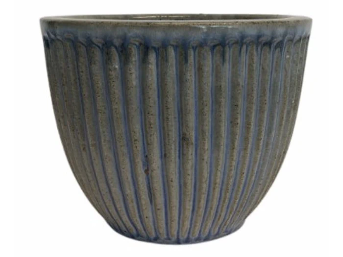 En rund, grå keramikpotte med lodrette riller og en let udvidet kant. Overfladen har en subtil spættet struktur og blå detaljer langs rillerne.