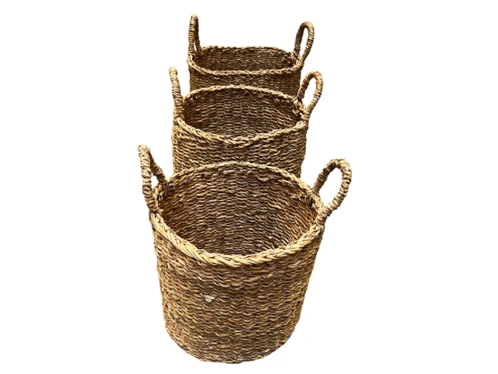 Tre flettede, runde, brune kurve med håndtag er anbragt på en linje, den ene bag den anden, mod en hvid baggrund.