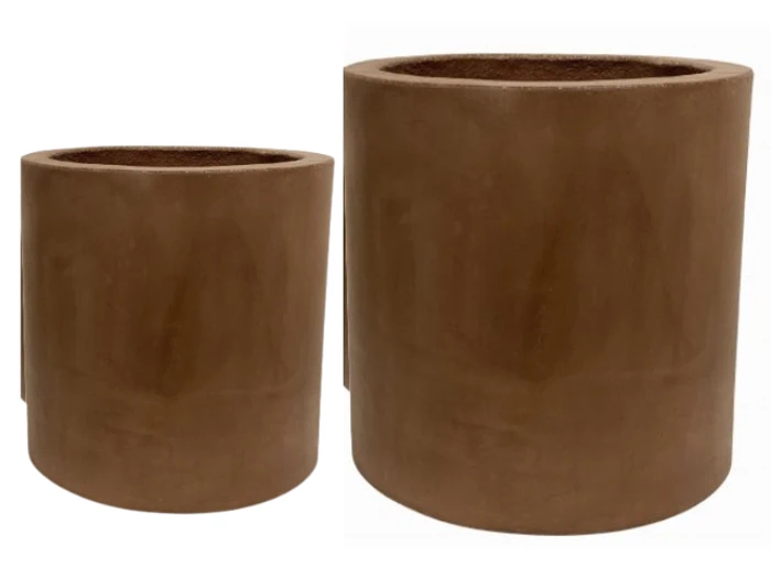 To brune, cylindriske plantekasser i forskellige størrelser placeret side om side på en hvid baggrund.
