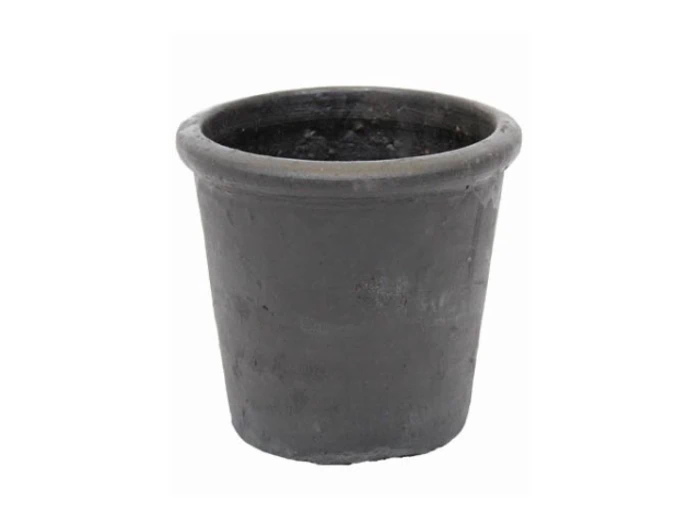 En almindelig, tom, rund, sort urtepotte med en let udvidet kant på en hvid baggrund.