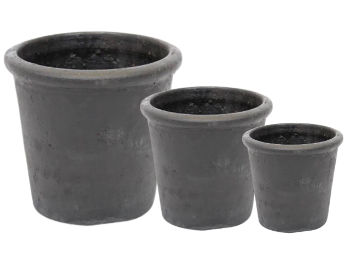 Tre sorte, cylindriske blomsterpotter i forskellige størrelser er arrangeret på række mod en hvid baggrund.