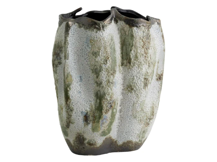 En keramikvase med en struktureret, meleret overflade i grå, grønne og hvide nuancer, med fire lodrette sektioner og ujævne kanter i toppen.