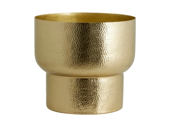 En cylindrisk, guldfarvet metalvase med en hamret tekstur og en lidt bredere top end basen, sat mod en hvid baggrund.
