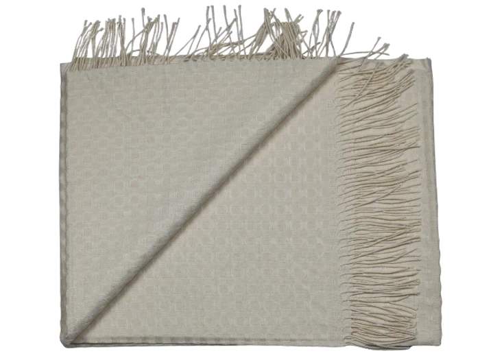 Et foldet, vævet tæppe i beige med et diskret ternet mønster og frynsede kanter, vist på en hvid baggrund.