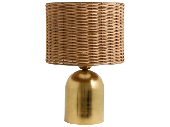 En bordlampe med en guldmetallic base og en cylindrisk, flettet rattan lampeskærm.