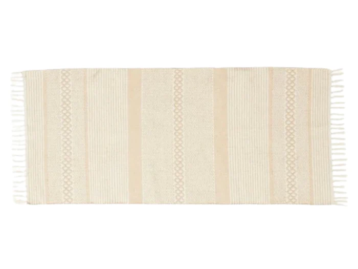 Beige rektangulært tæppe med diskrete lodrette striber og frynsekvaster på begge kortkanter, vist på en hvid baggrund.