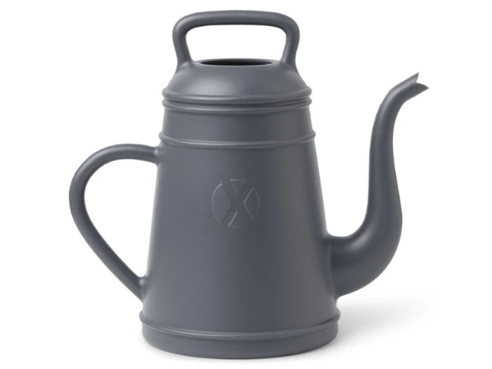 En matgrå tekande i metal med en buet tud, en bred hank og et låg med en stor rektangulær hank.