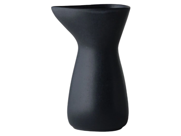 En matsort, moderne keramisk kande med en smal bund, buet krop og en vinklet tud, der står på en hvid baggrund.