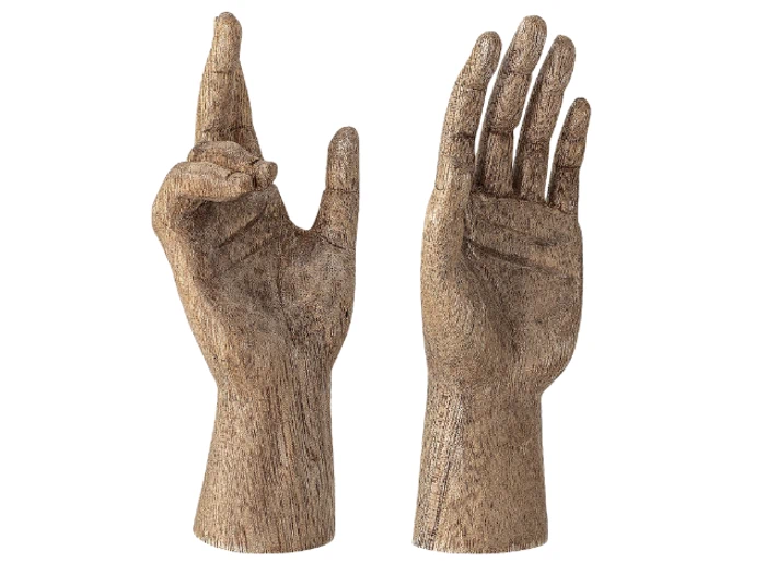 To træskulpturerede hænder, den ene med fingrene lidt fra hinanden og den anden, der laver en gestus med pege- og langfingeren løftet, står begge oprejst på en hvid baggrund.