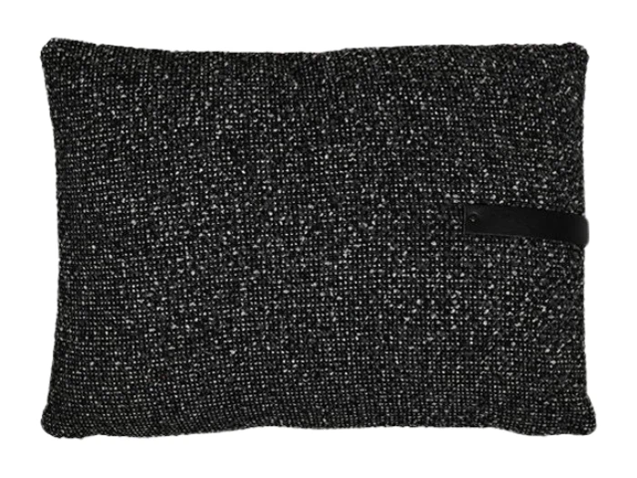 En rektangulær sort og grå struktureret pude med en lille sort stropdetalje på den ene side.