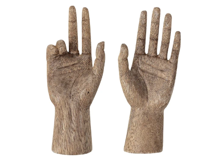 To håndskulpturer af træ med åbne håndflader, der vender fremad; den ene hånd har pege- og langfinger løftet, den anden hånd har alle fingre let spredt.