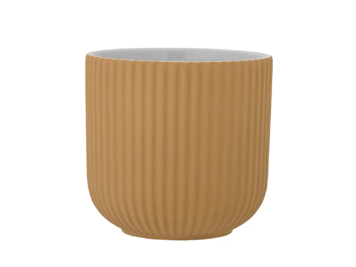 Lysebrun keramisk krukke med lodrette riller og et glat hvidt indre, der står alene mod en hvid baggrund.