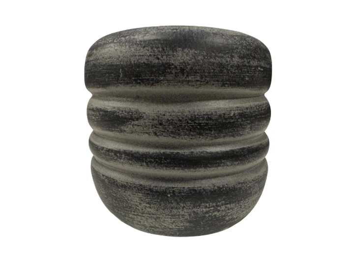 En rund, sort og grå keramikpotte med vandrette riller, vist på en hvid baggrund.