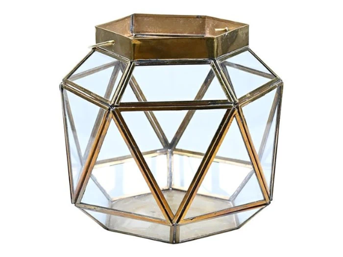 Geometrisk lanterne i glas og messing med ottekantet top og bund, trekantede glaspaneler og metalramme.