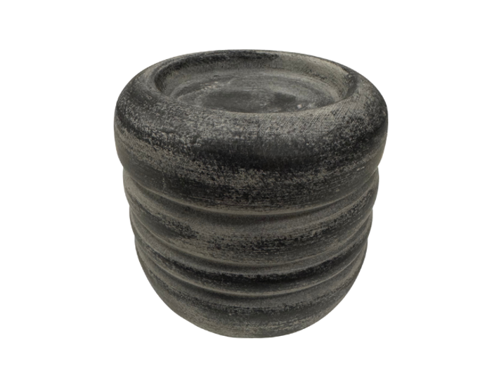 En rund, riflet, mørkegrå krukke med struktureret overflade, vandrette riller og en bred åbning i toppen.
