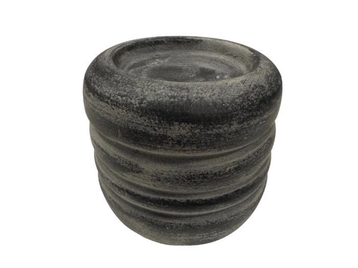 En rund, riflet, mørkegrå krukke med struktureret overflade, vandrette riller og en bred åbning i toppen.