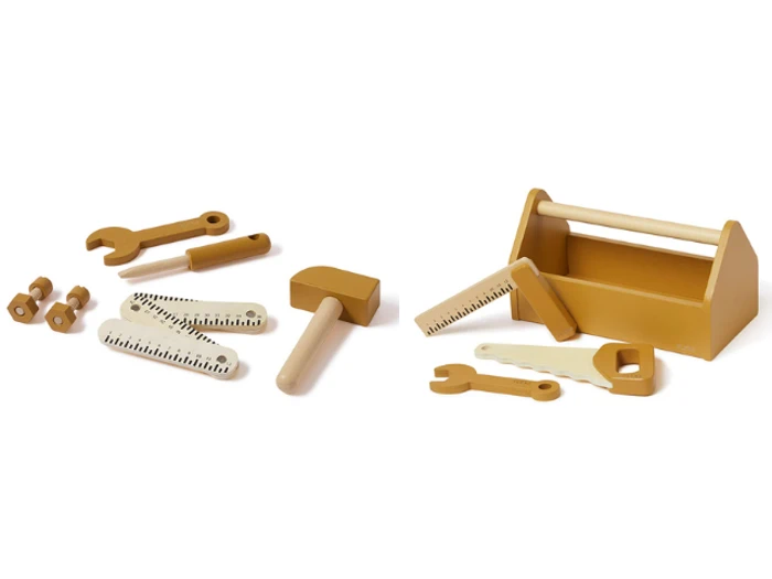 Et legetøjsværktøjssæt i træ med værktøjskasse, skruenøgle, hammer, skruetrækker, møtrikker, bolte og linealer i senneps- og cremefarver.