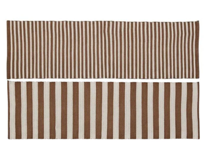 To rektangulære tæpper, hver med skiftevis brune og beige lodrette striber, er placeret oven på hinanden på en hvid baggrund.