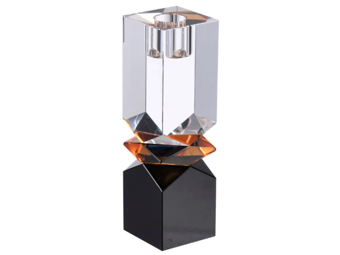 En moderne geometrisk skulptur med stablede former i klare, ravfarvede og sorte farver med en reflekterende overflade.