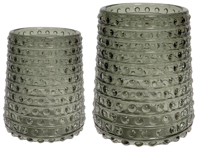 To strukturerede, grågrønne glasvaser med afrundet boblemønster, den ene kortere og bredere, den anden højere og smallere, står side om side.