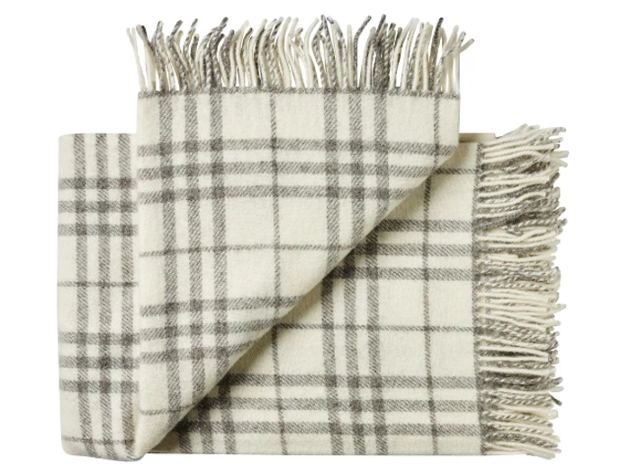 Et foldet cremefarvet tæppe med gråt ternet mønster og frynsede kanter, vist på en hvid baggrund.