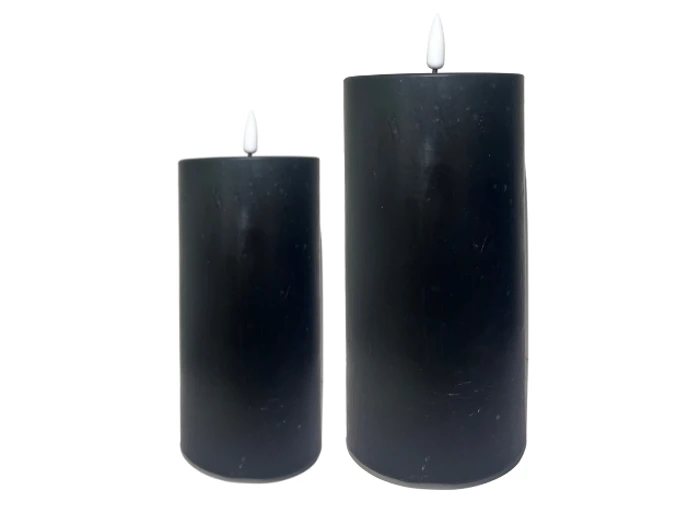 To sorte bloklys i forskellige højder med utændte hvide væger på en hvid baggrund.