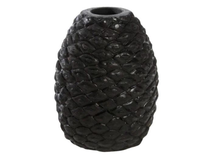 En mørk, struktureret vase formet som en fyrrekogle med en åben top og et skællignende overflademønster.