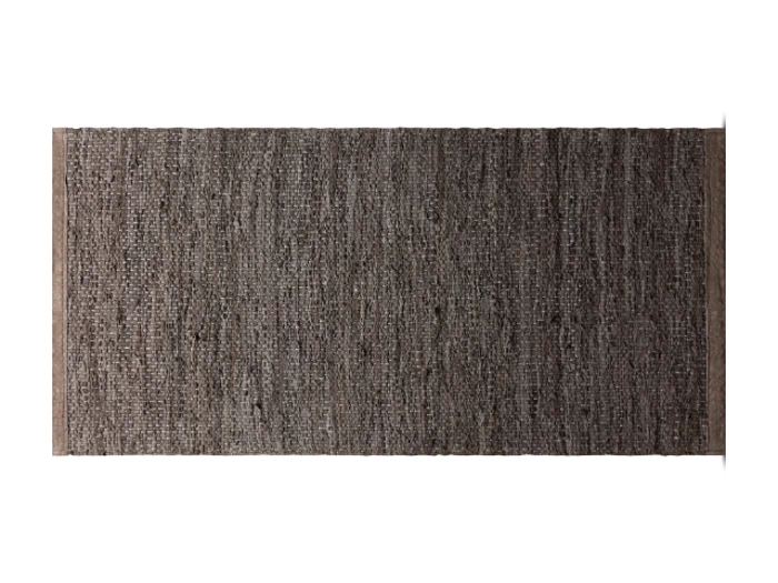 Rektangulært vævet brunt tæppe med et subtilt struktureret mønster, set ovenfra mod en hvid baggrund.