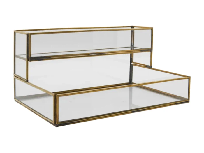 Et todelt vitrineskab i glas og messing med rektangulære sektioner, klare paneler og tynde metalkanter.