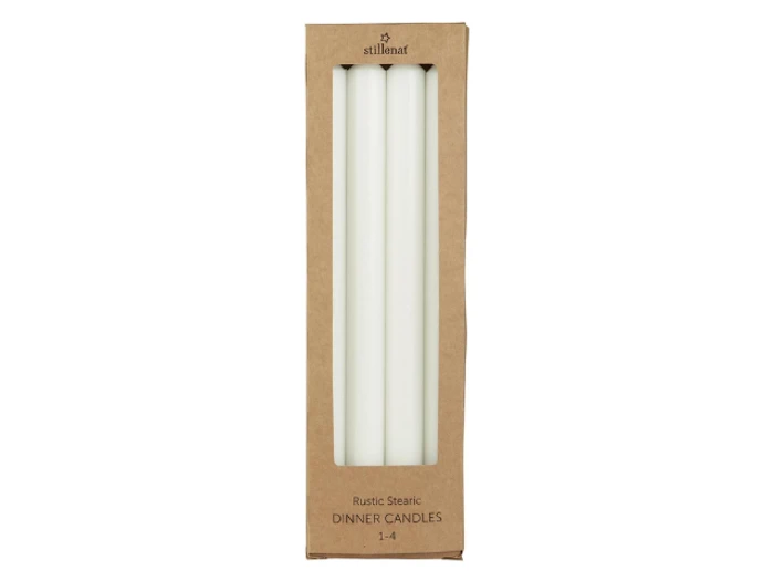 En papæske med et klart vindue viser fire hvide middagslys indeni. Æsken er mærket Rustic Stearin Dinner Candles 1-4.