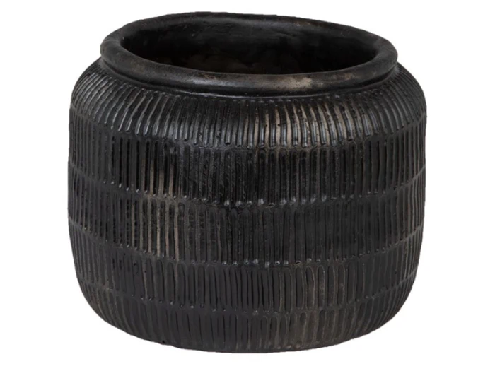 En rund, sort keramikkrukke med en bred åbning og teksturerede lodrette og vandrette stregmønstre, der dækker overfladen.