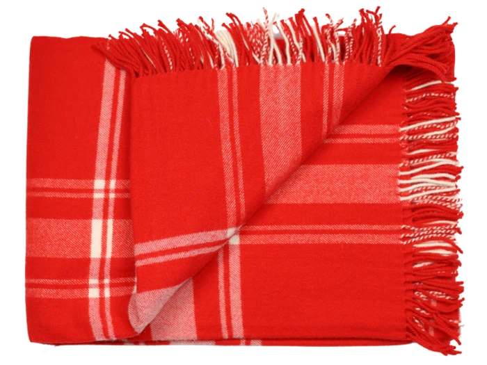 Et foldet rødt tæppe med hvide ternede mønstre og frynsede kanter. Det ene hjørne er vendt op, så man kan se undersiden.