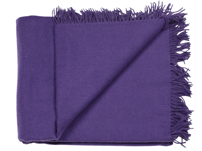 Et foldet lilla tæppe med frynsede kanter, pænt udstillet mod en hvid baggrund.