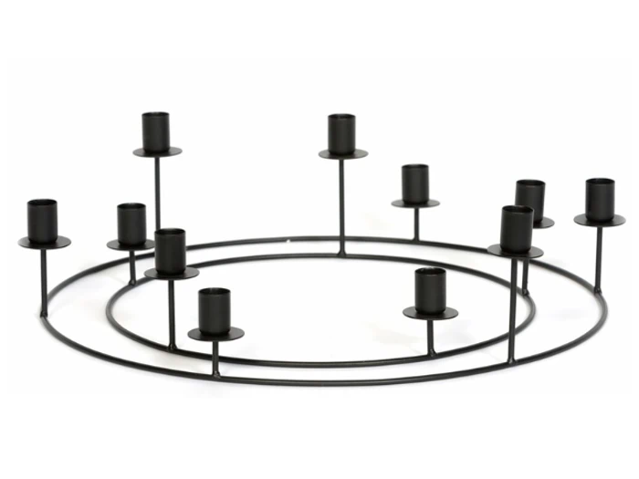 Cirkulær lysestage i sort metal med to koncentriske ringe, hver med flere ophøjede lysestager til bloklys.