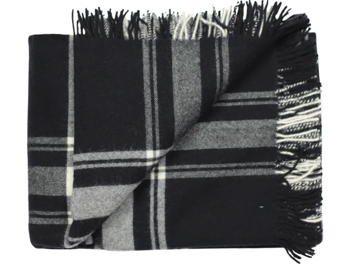 Et foldet sort og gråt ternet tæppe med frynsekanter, der viser både for- og bagside af stoffet.