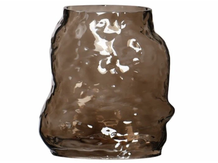 En brun, gennemskinnelig glasvase med en uregelmæssig, bølget overflade og en asymmetrisk, organisk form.