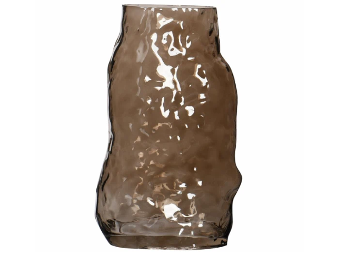 En bølget, uregelmæssigt formet, gennemsigtig brun glasvase med en struktureret overflade mod en almindelig hvid baggrund.