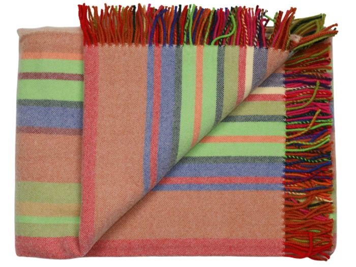 Et foldet uldtæppe med farverige striber i grøn, rød, blå og orange og med flerfarvede frynser langs kanten.