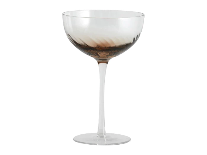 En champagnekupé i klart glas med en bred, lav skål og en lang, slank stilk, fotograferet på en hvid baggrund.