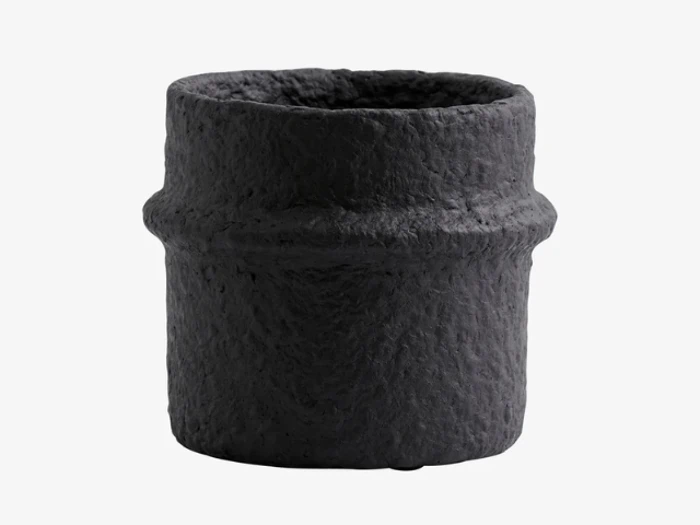 En lille, sort, cylindrisk krukke med tekstur og et hævet bånd omkring midten på en almindelig hvid baggrund.