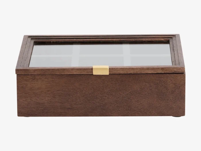 En rektangulær trææske med glaslåg og guldspænde, vist på en almindelig hvid baggrund.