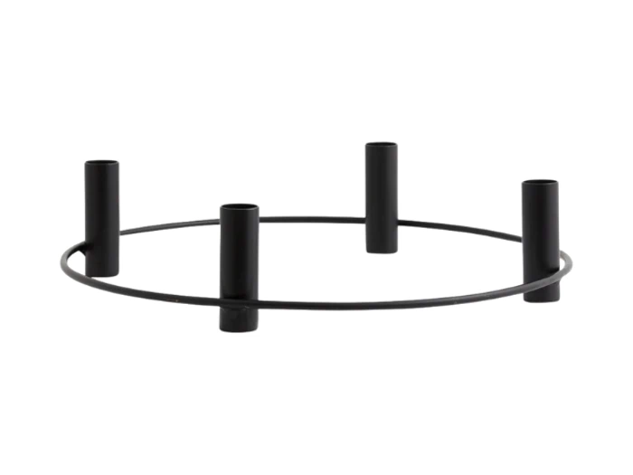 En lysestage i sort metal med fire cylindriske stager jævnt fordelt på en cirkulær base.