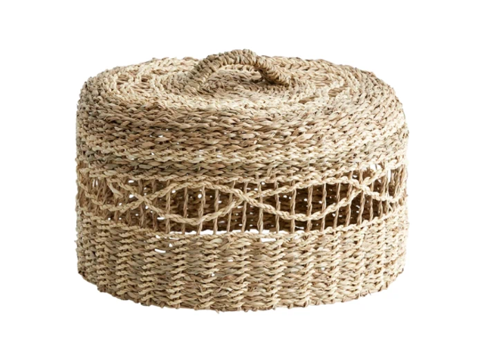 En rund, flettet halmkurv med låg og hank og et dekorativt, åbent vævemønster rundt om midten.