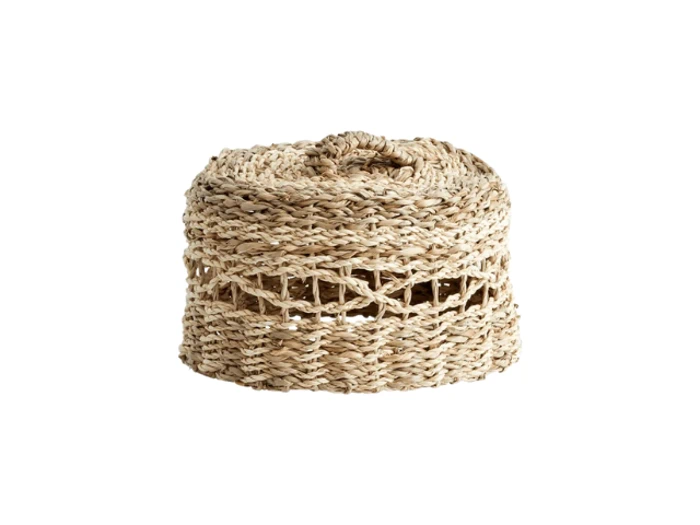 En rund, naturlig flettet kurv med låg og et åbent, dekorativt bånd omkring midten, vist på en hvid baggrund.