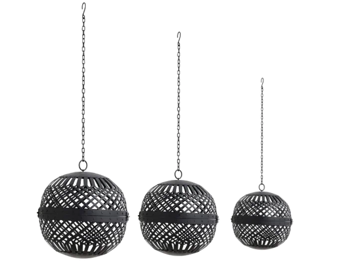 Tre sorte kugleformede hængende lanterner i forskellige størrelser, hver med en kæde og åbent gitterdesign, er arrangeret side om side på en hvid baggrund.