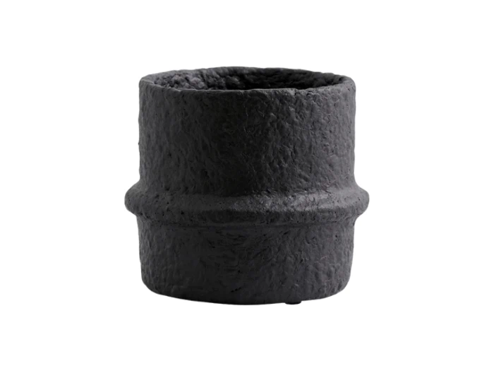 En lille, sort, struktureret keramikkop med en cylindrisk form og et let hævet bånd omkring midten, placeret på en hvid baggrund.